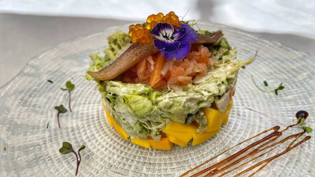 Ensalada del chef, con salmón y mango. Foto: Salva Moreno