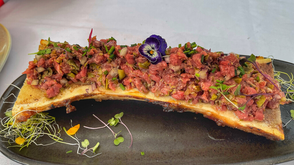 Steak tartar en tuétano. Foto: Salva Moreno