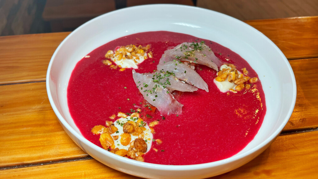 Lubina con gazpacho de remolacha. Foto: Salva Moreno