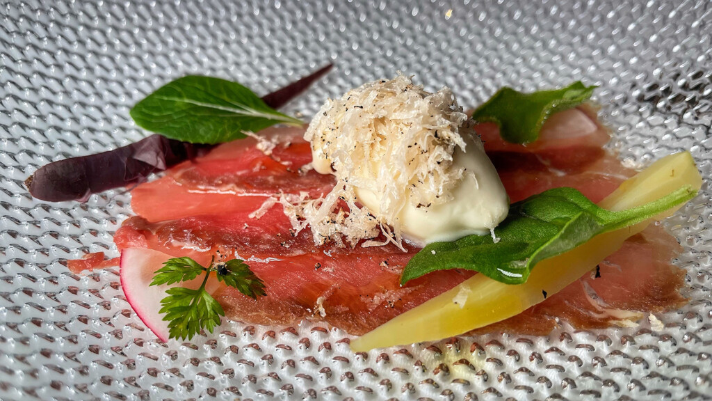 Carpaccio de solomillo de bellota curado en sal, sorbete de ajobalnco y verduras del navazo. Foto: Salva Moreno