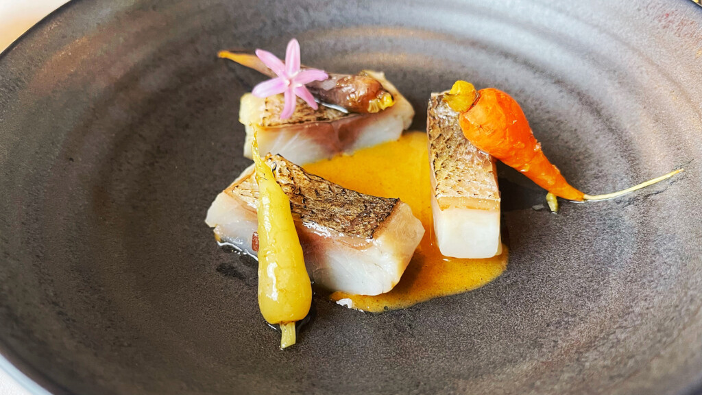 La dorada con verduras del navazo de Sanlúcar. Foto: Salva Moreno