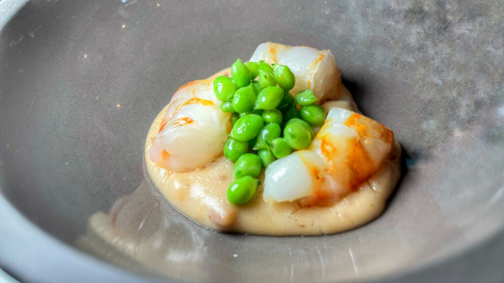 Langostinos tigre con velouté de jamón y guisantes lágrima. Foto: Salva Moreno
