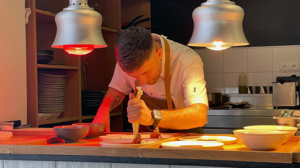 Paco Villar, en la cocina. Foto: Salva Moreno