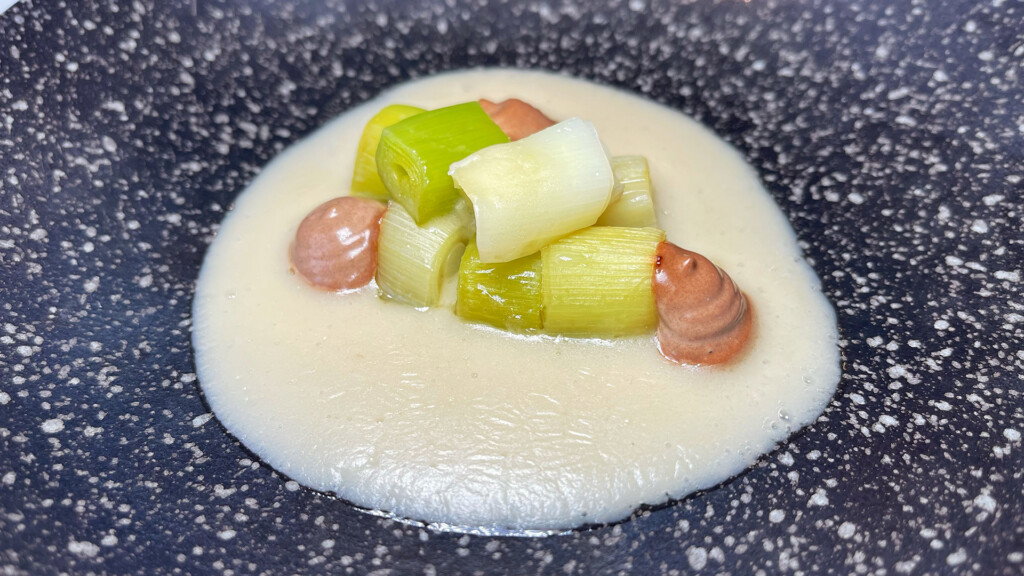 Puerro salteado con meunier de mantequilla de oveja y mayonesa de ajo negro. Foto: Salva Moreno
