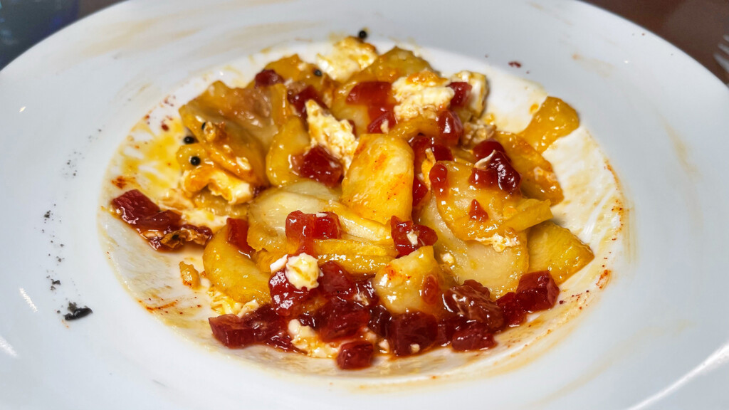Los huevos rotos con tartar de atún. Foto: Salva Moreno