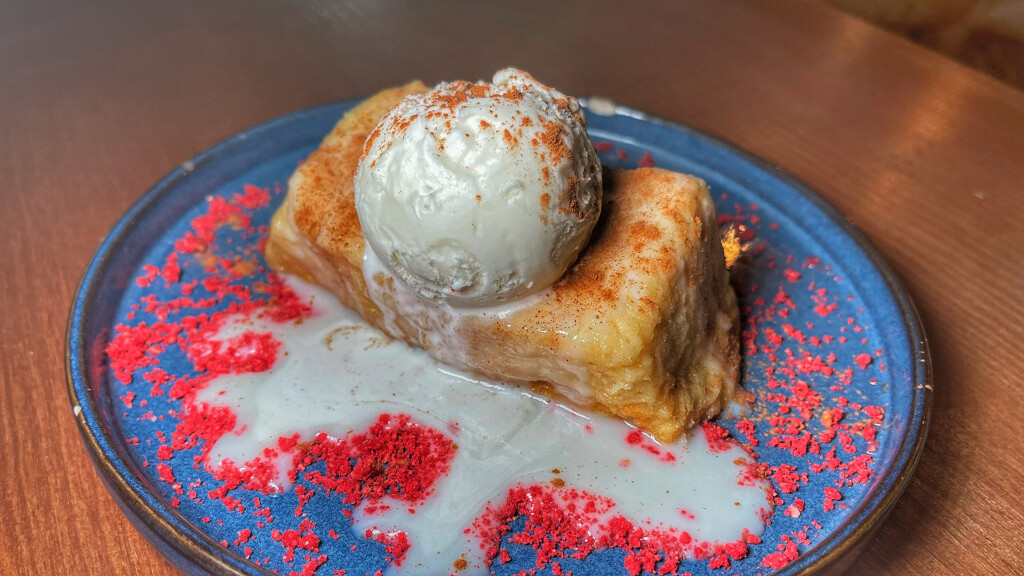 La torrija con helado de canela, uno de los postres. Foto: Salva Moreno