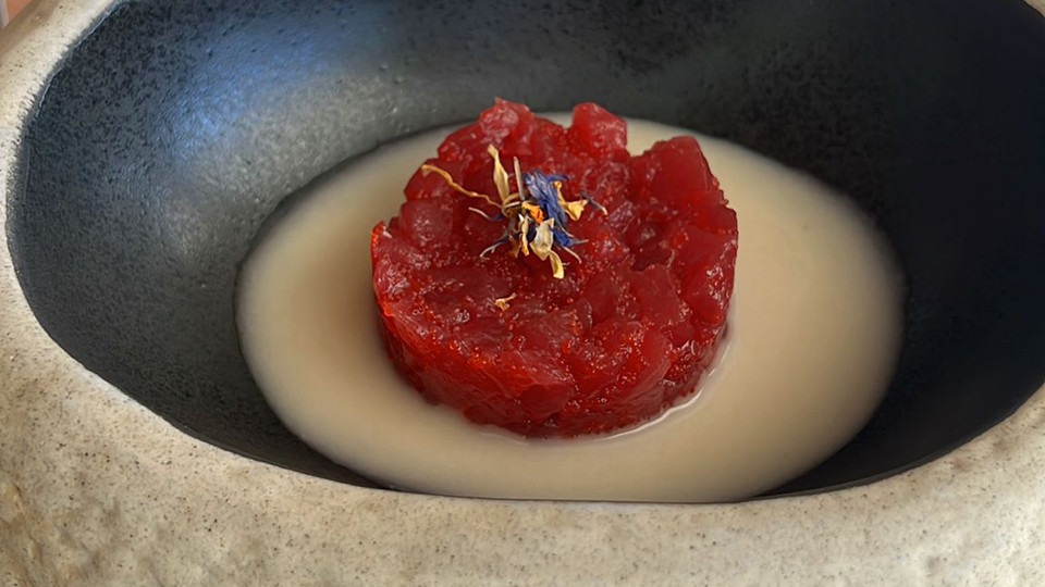 Tartar de atún rojo de almadraba y ajo blanco de coco. Foto: Cedida