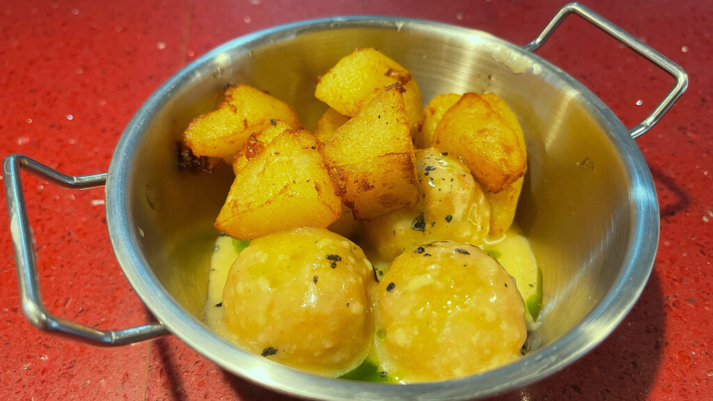 Albondiguillas de choco y gamabas en salsa verde. Foto: Salva Moreno