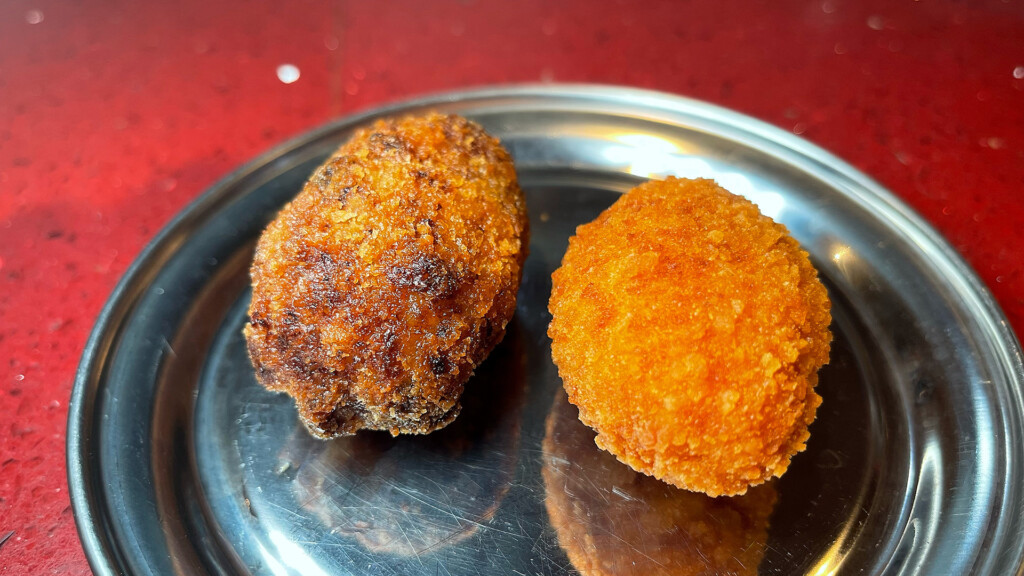 Las croquetas, de chuletón y atún encebollado. Foto: Salva Moreno