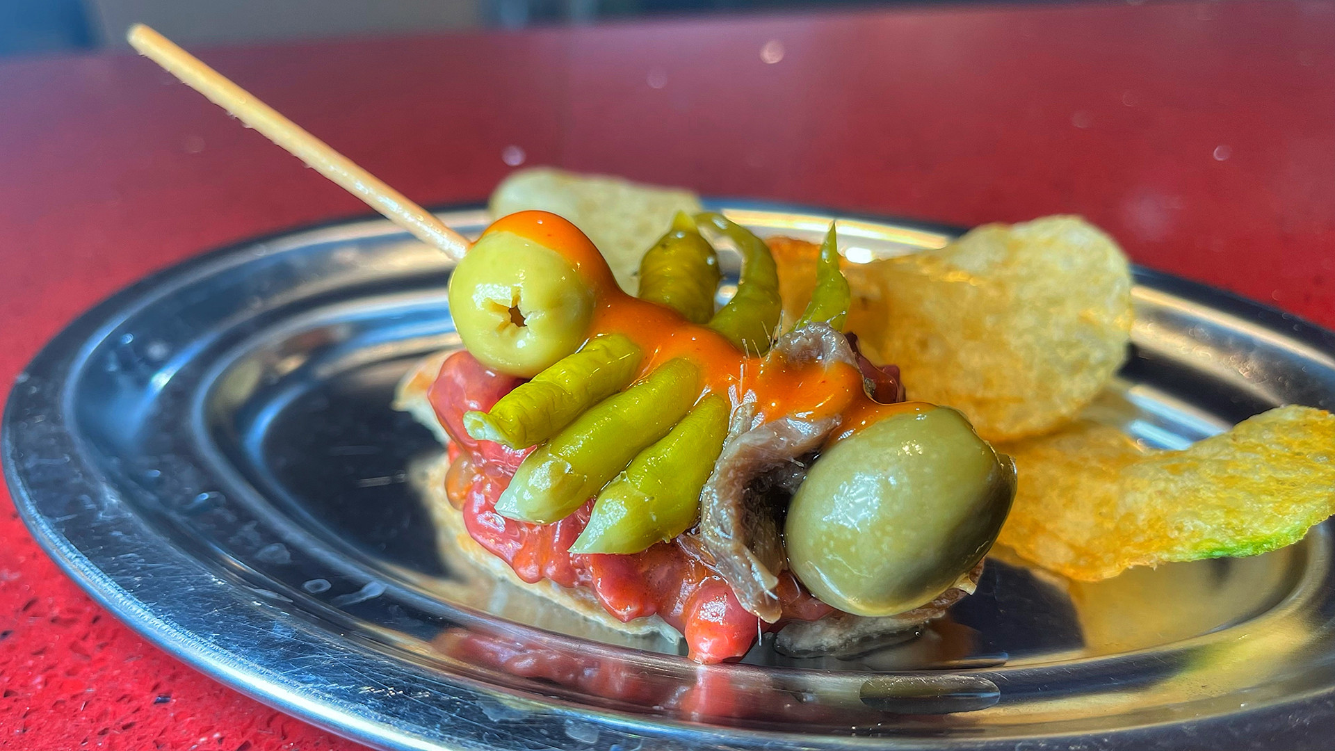 La divorciada, tosta crujiente con steak tartar coronado con gilda clásica. Foto: Salva Moreno