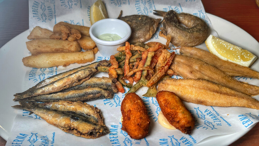 Surtido de pescado frito, con croquetas de gambas al ajillo. Foto: Salva Moreno