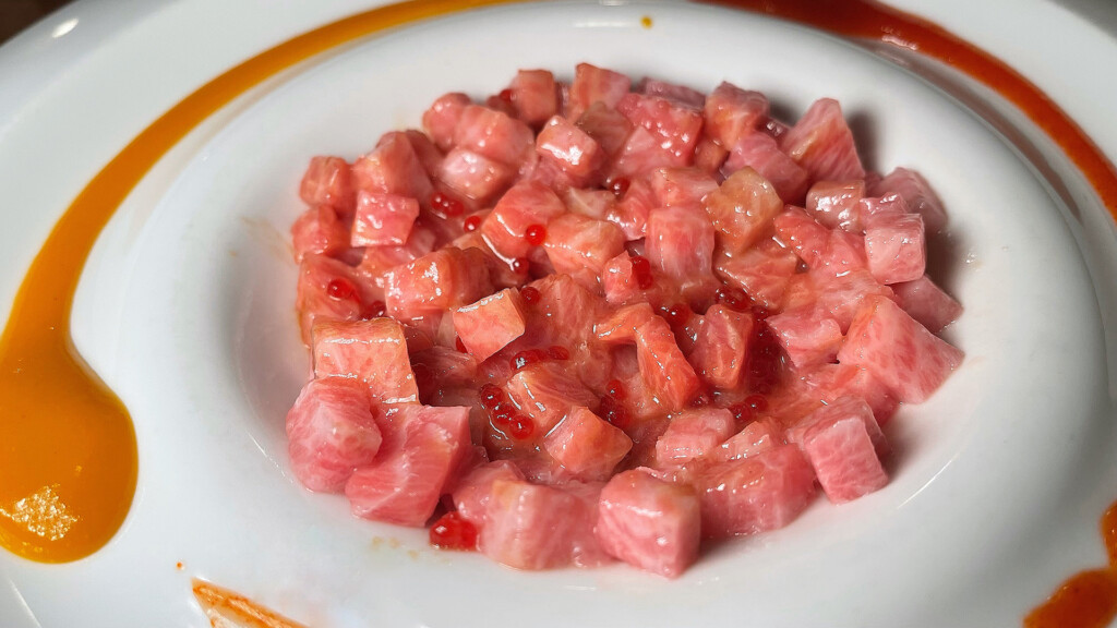 El tartar de ventresca toro en La Taberna de Zahara. Foto: Salva Moreno