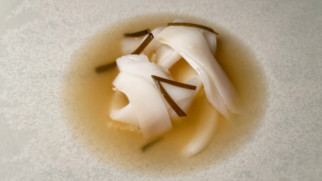 Tallarines de choco con caldo de jamón ibérico. Foto: Salva Moreno