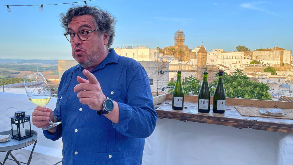 Agustín García Rico, explica uno de los vinos. Foto: Salva Moreno