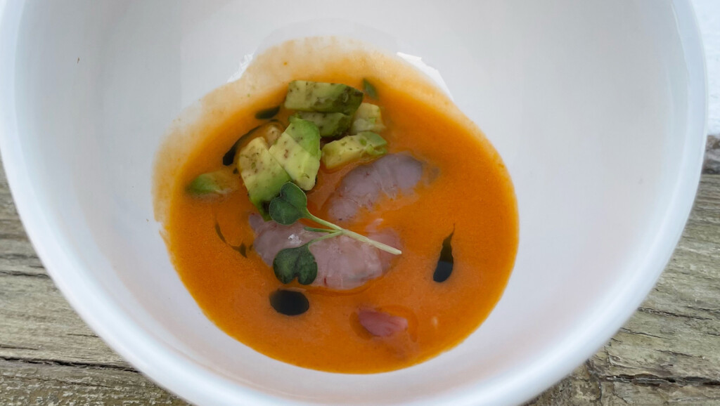 Gambas, ají amarillo y aguacate, una de las novedades de L'apéro. Foto: Salva More