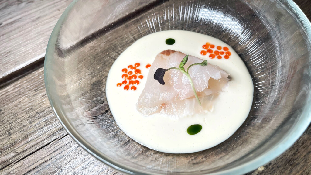 Lubina, huevas y gazpachuelo de yuzu. Foto: Salva Moreno