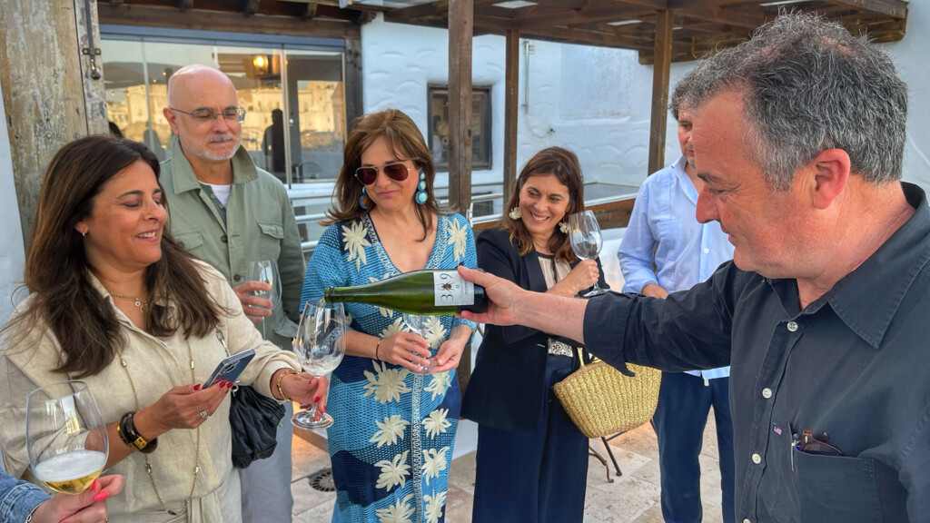 Jesús Recuero, sirviendo uno de los vinos. Foto: Salva Moreno