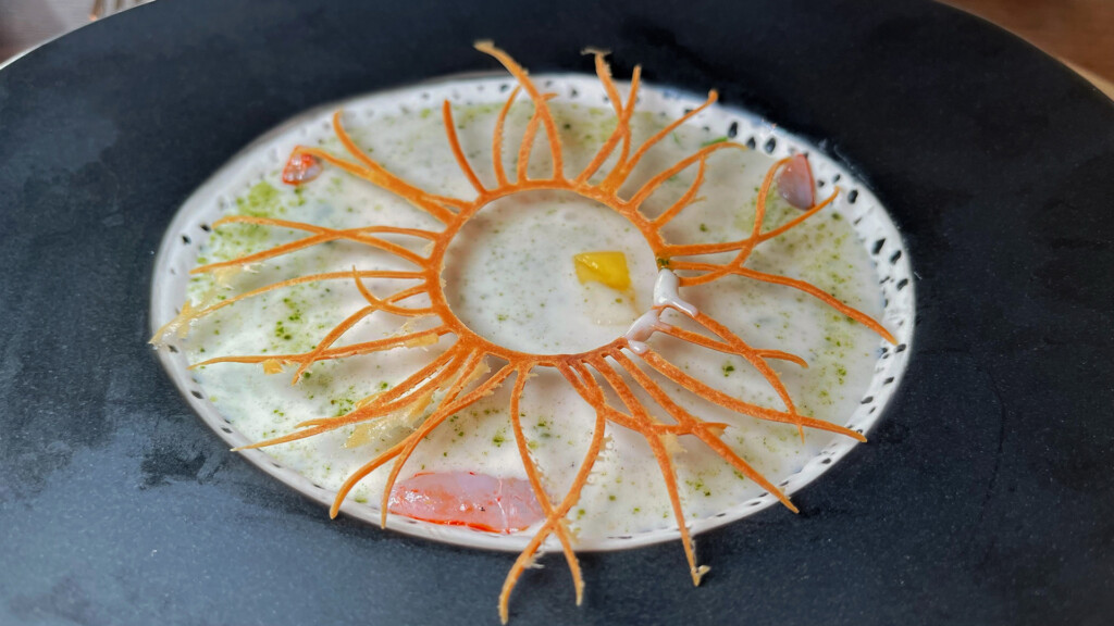 Ajobalnco malagueño con gamba blanca y mango de la Axarquía. Foto: Salva Moreno