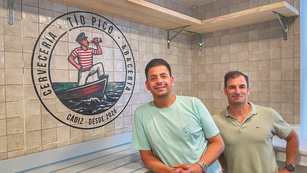 Fernando y Josef, ante el logotipo situado detrás de la barra de Tío Pico. Foto: Salva Moreno