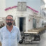Alberto Reyes junto a su restaurante de Vejer, el 4 Estaciones. Foto: Salva Moreno