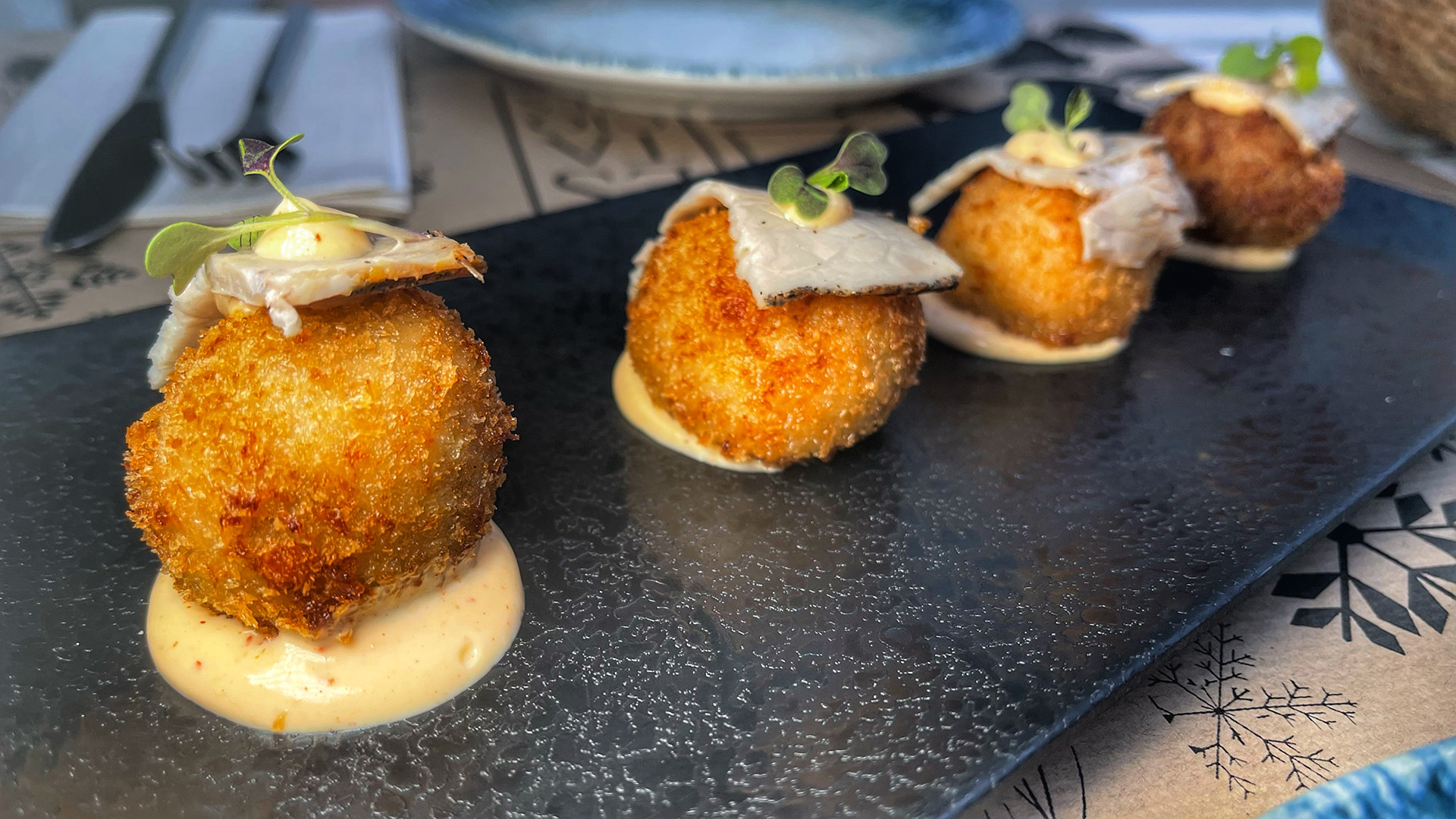 4 Estaciones comienza el camino a su décimo cumpleaños y el regreso al origen 5 Las croquetas de kimchee y chicharrón de Cádiz. Foto: Sala Moreno