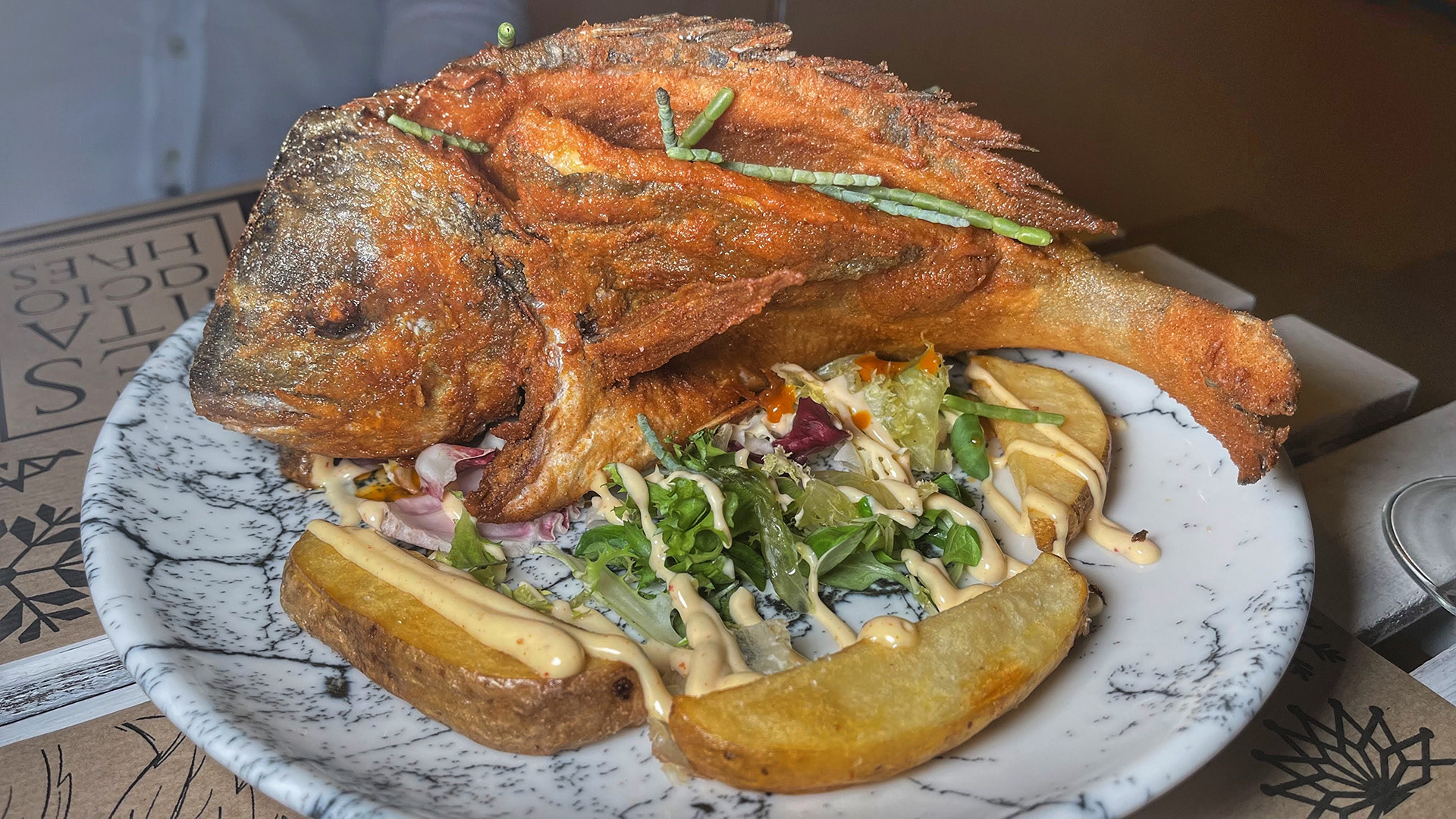 4 Estaciones comienza el camino a su décimo cumpleaños y el regreso al origen 10 Dorada de estero frita con escabeche de manteca colorá. Foto: Salva Moreno