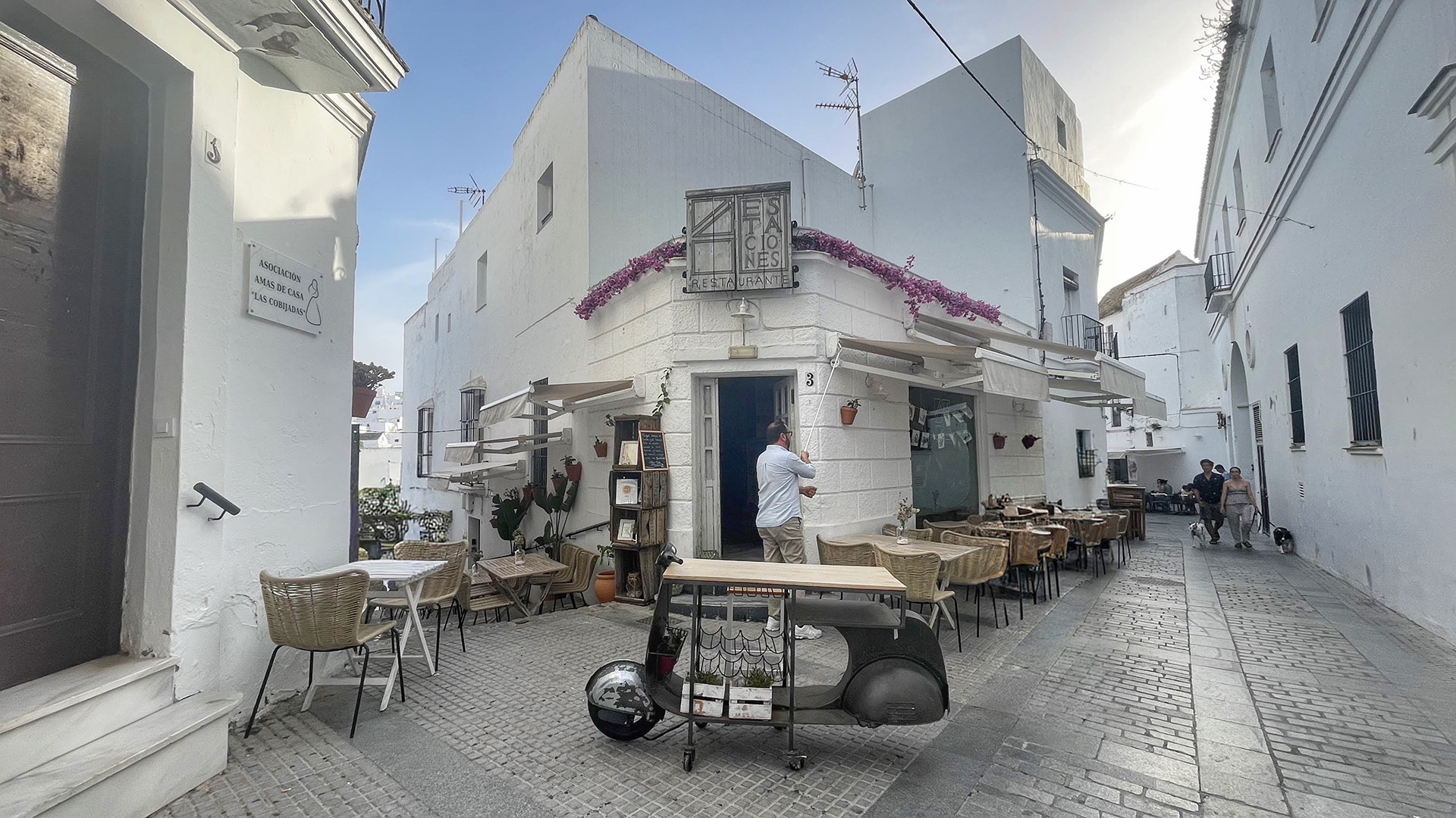 4 Estaciones comienza el camino a su décimo cumpleaños y el regreso al origen 4 4 Estaciones, en la calle Juan Relinque de Vejer. Foto: Salva Moreno