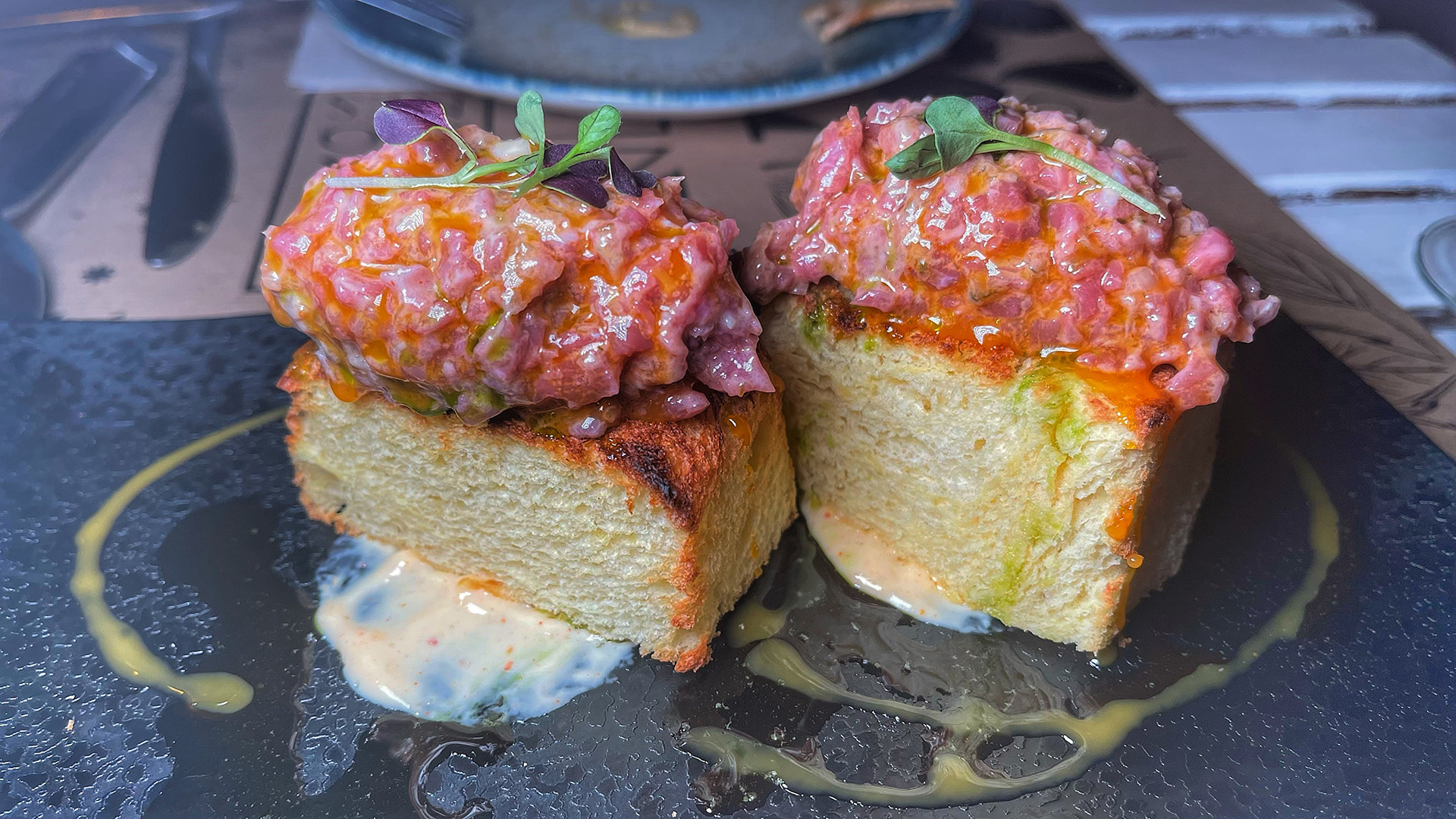 4 Estaciones comienza el camino a su décimo cumpleaños y el regreso al origen 9 Steak tartar de retinto sobre brioche. Foto: Salva Moreno