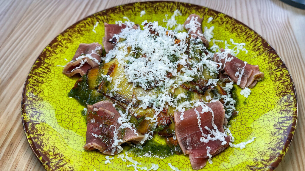 Alcachofa con pesto de avellana y tarantelo soasado. Foto: Salva Moreno