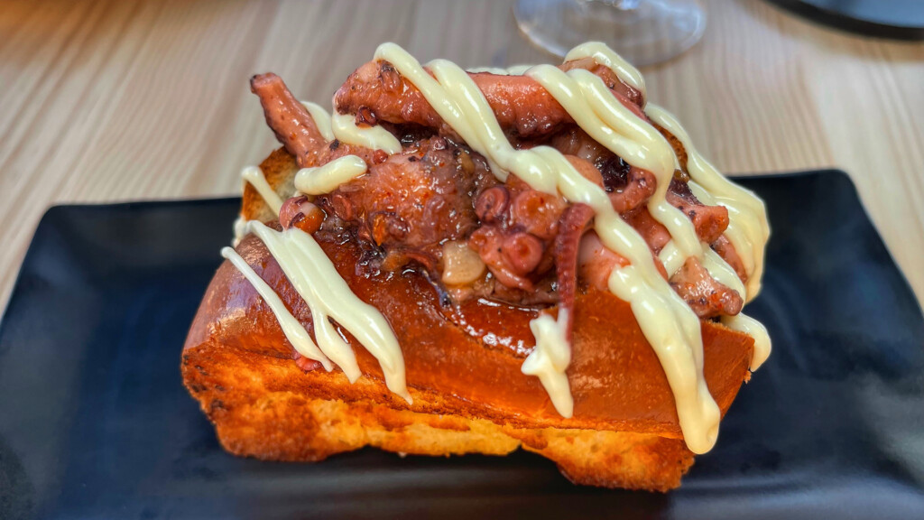 Brioche de pulpo al ajillo. Foto: Salva Moreno