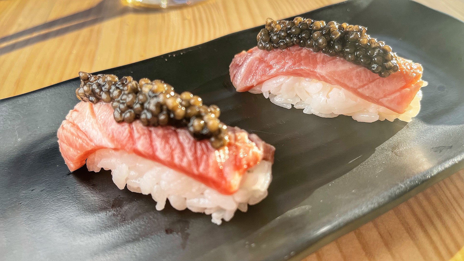 Nigiri de ventresca con caviar oscietra. Foto: Salva Moreno