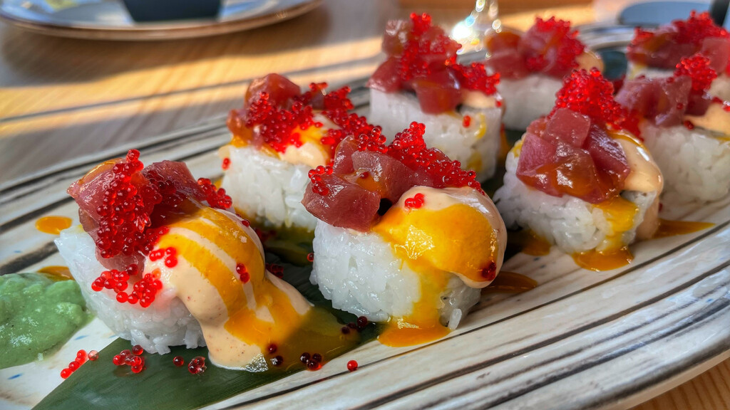 Roll de atún con kimchi, mango y tobiko. Foto: Salva Moreno