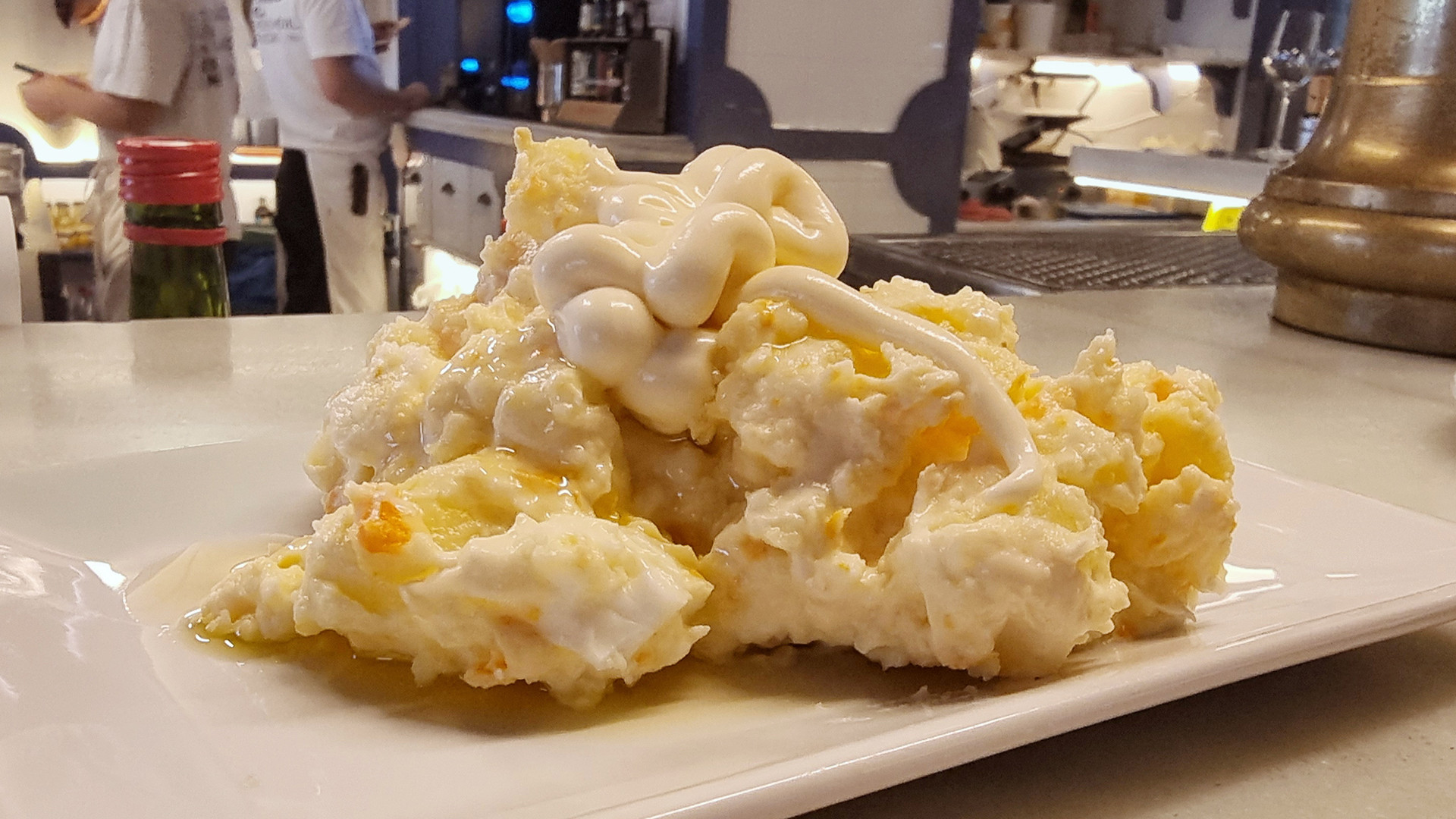 Día de la Tapa: 12 lugares para ir abriendo boca en la provincia de Cádiz 6 La ensaladilla de Casa Angelita, en Cádiz. Foto: Salva Moreno