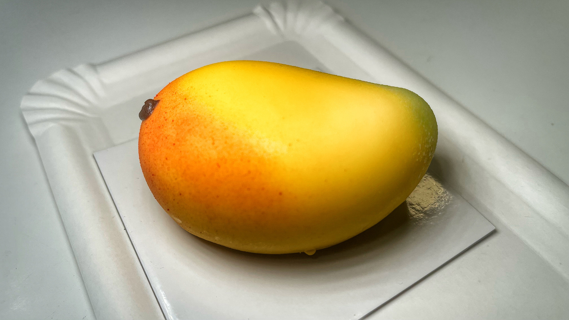 El pastel de mango antes de abrirlo. Foto: Salva Moreno