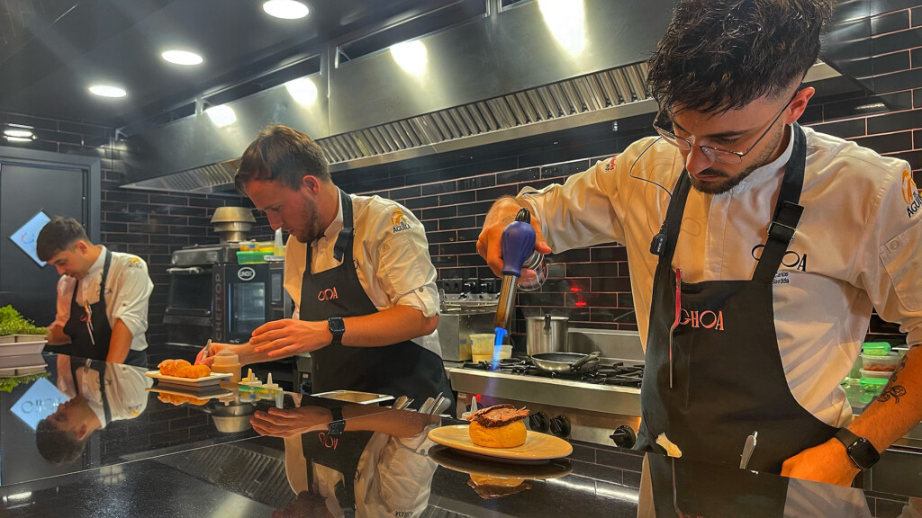 Ghoa: un viaje entre Andalucía y el mundo… desde Chipiona 7 El equipo de cocina trabajando en la barra. Foto: Salva Moreno