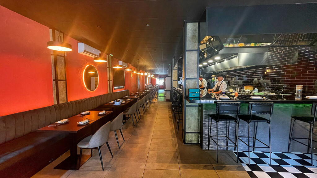 Ghoa: un viaje entre Andalucía y el mundo… desde Chipiona 9 La sala del restaurante. Foto: Salva Moreno