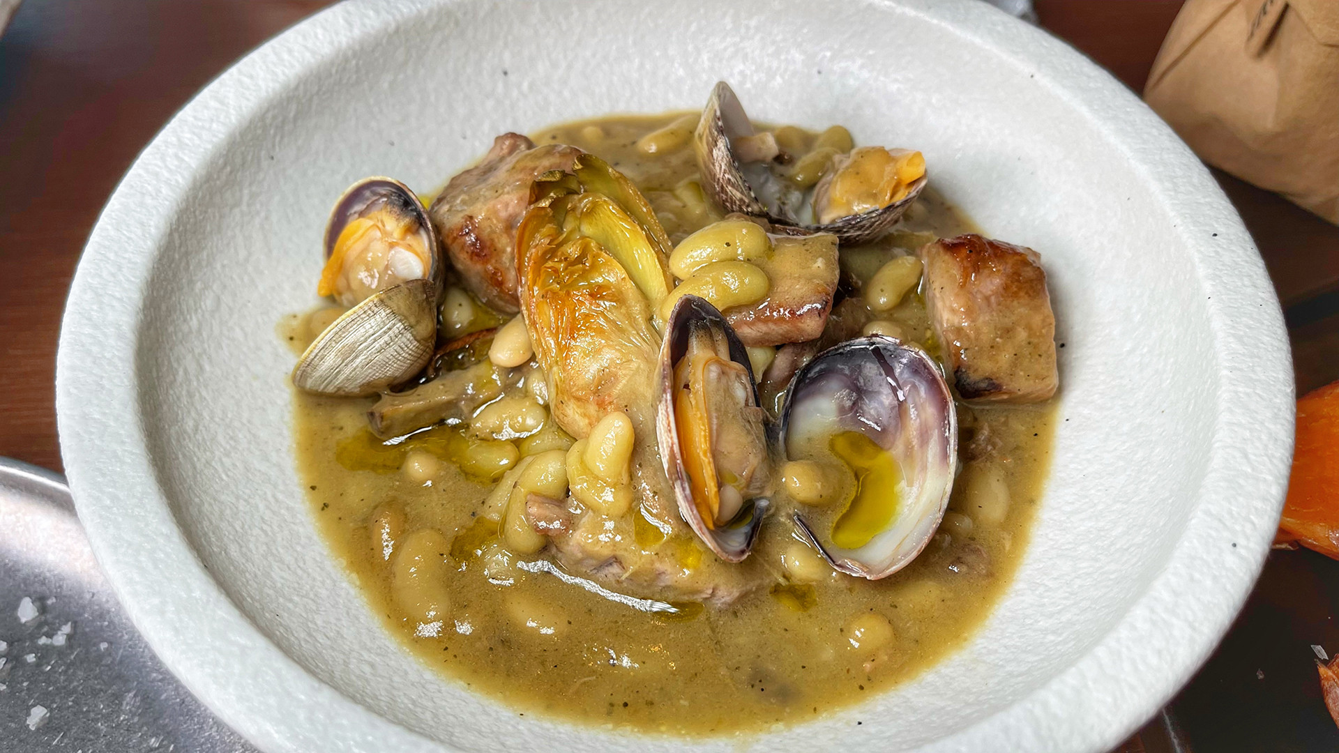 Verdinas con almejas, alcachofa y atún. Foto: Salva Moreno