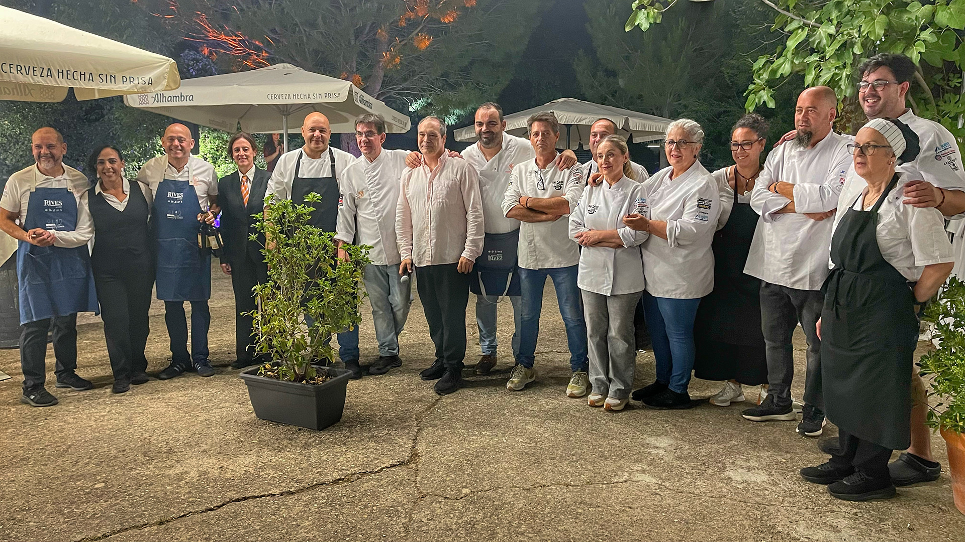 Foto de grupo al final de la cena. Foto: Salva Moreno