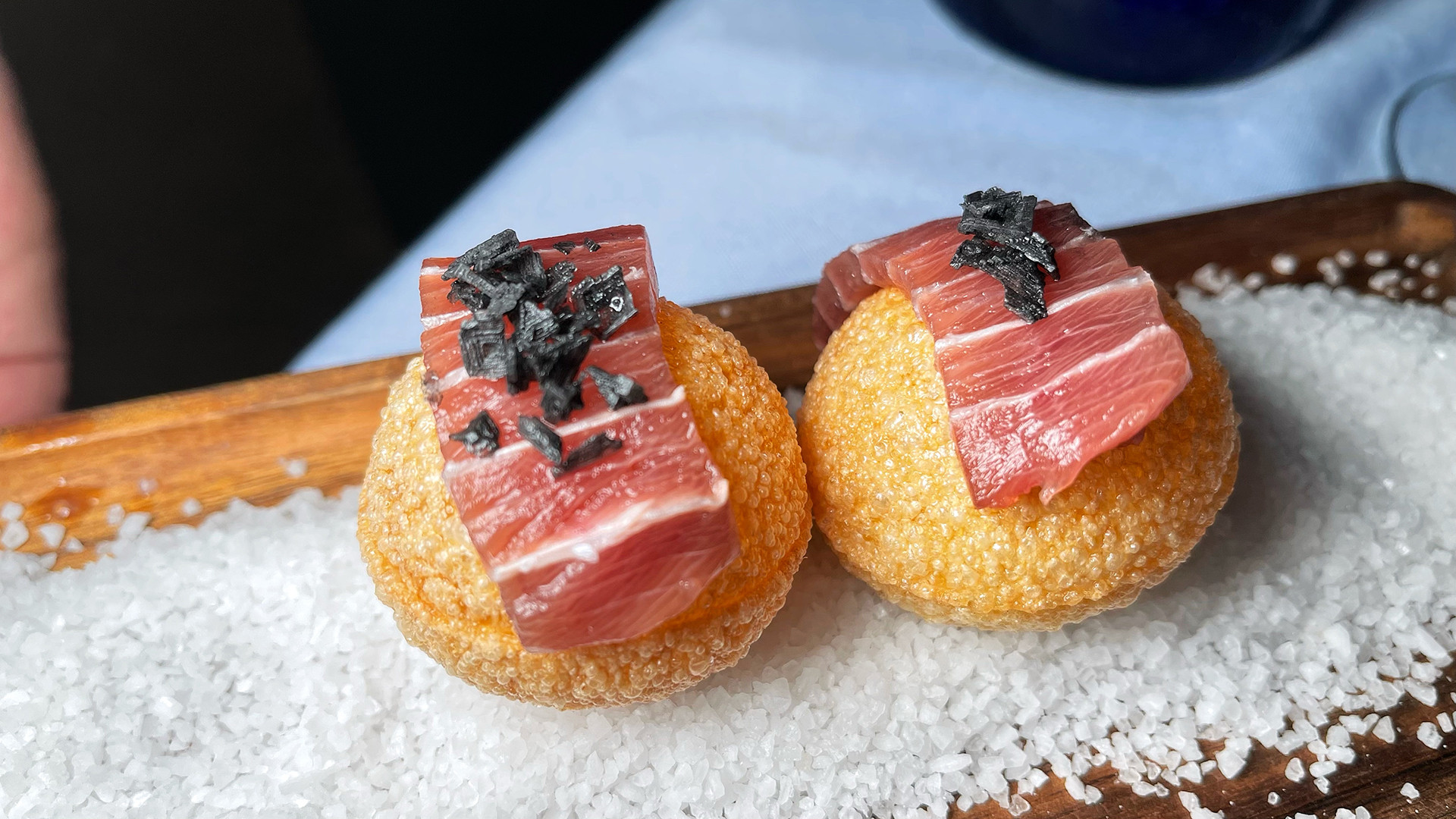 El pani puri relleno de crema de papas aliñás y atún. Foto: Salva Moreno
