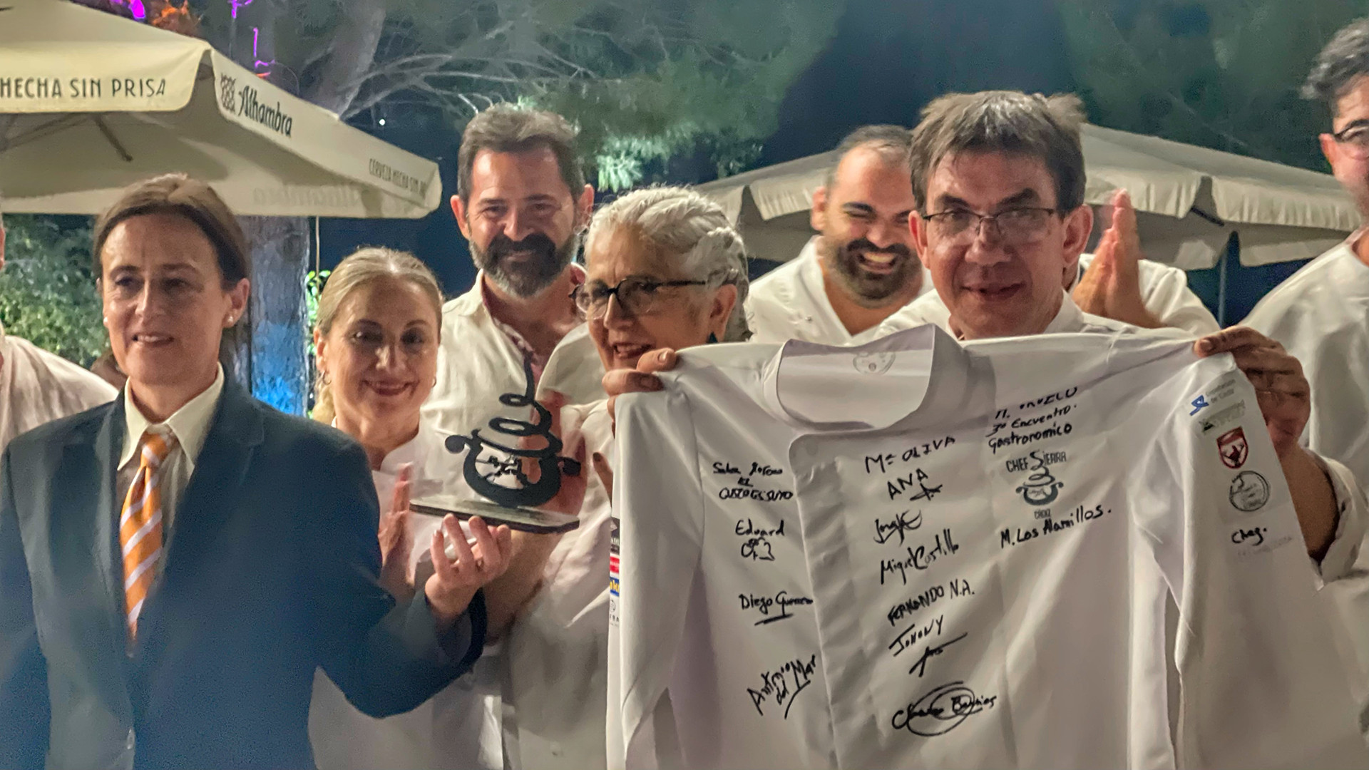 Los compañeros de Víctor le regalaron una chaqueta firmada por todos ellos. Foto: Salva Moreno