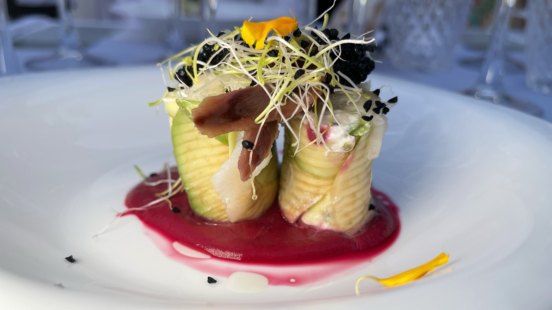 El plato de Diego Guerrero abrió la cena. Foto: Salva Moreno