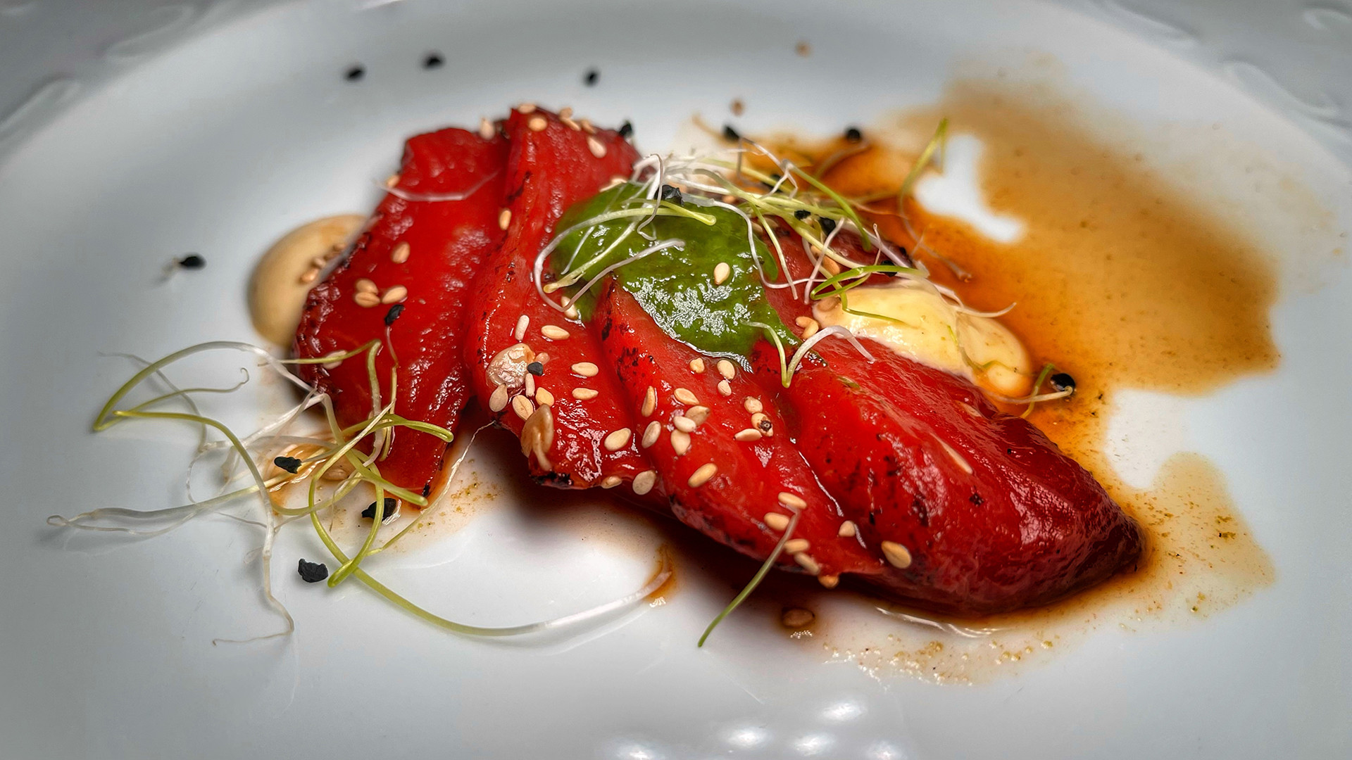 El falso tataki con mayo miso. Foto: Salva Moreno