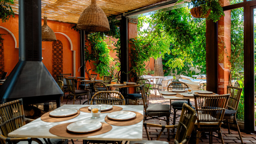 Jardín de Madreselva presenta su nueva carta en Los Caños de Meca 3 Uno de los espacios del restaurante. Foto: Grupo Califa