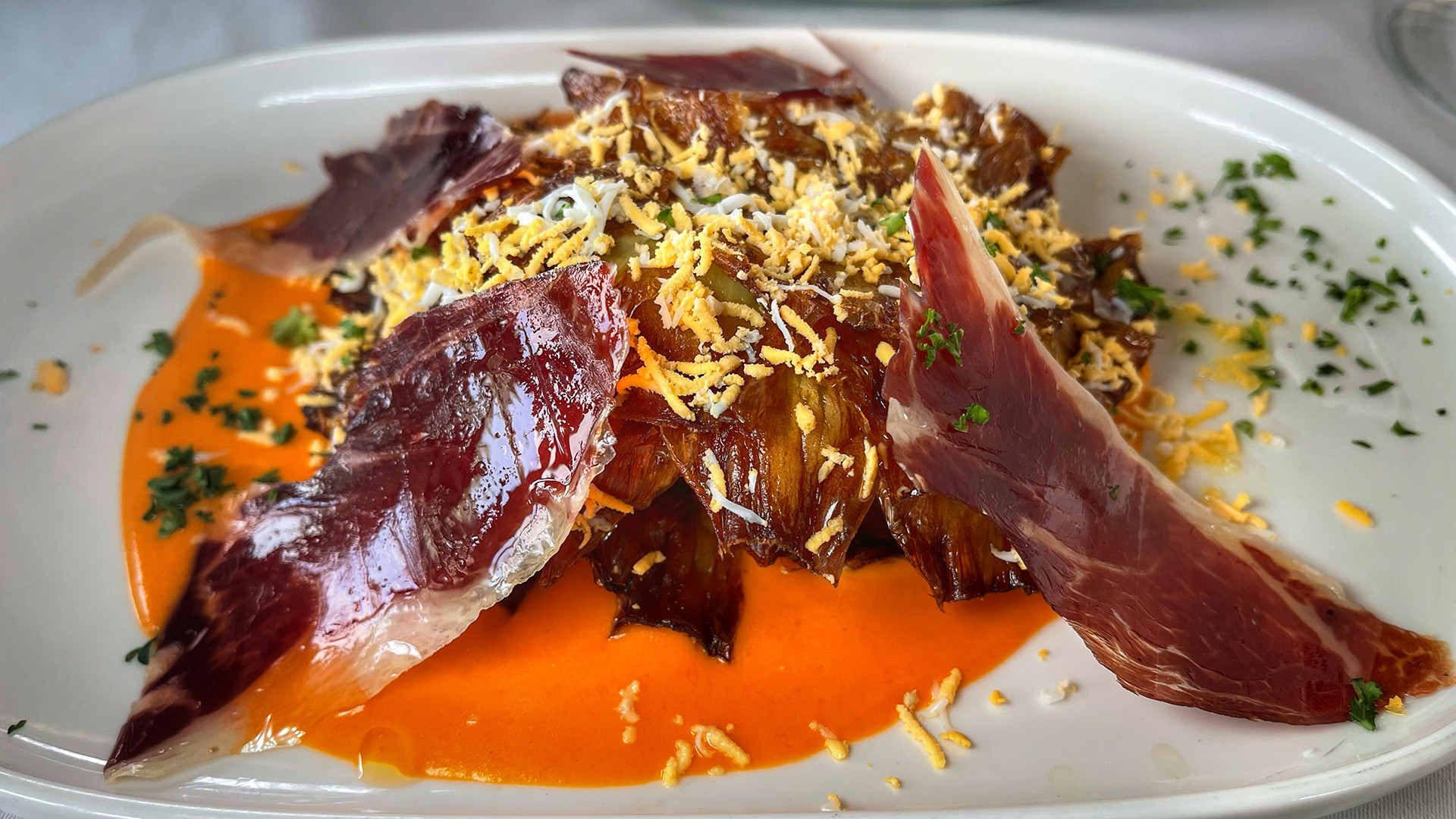 Alcachofa con jamón. Foto: Salva Moreno