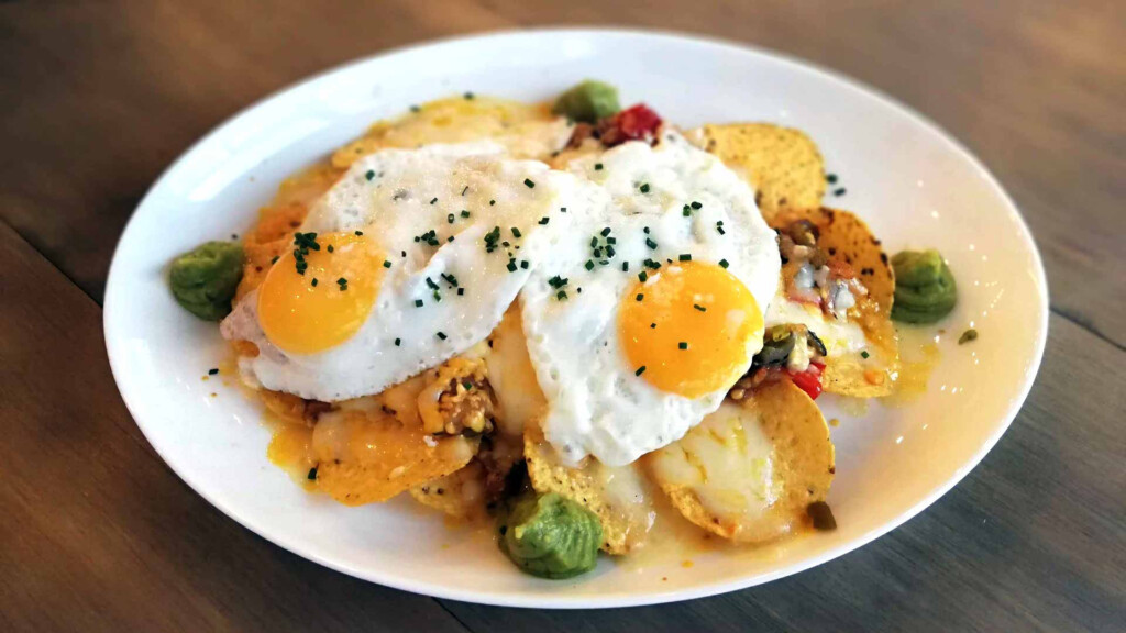 Los nachos con pisto y huevos fritos de Little John. Foto: Salva Moreno