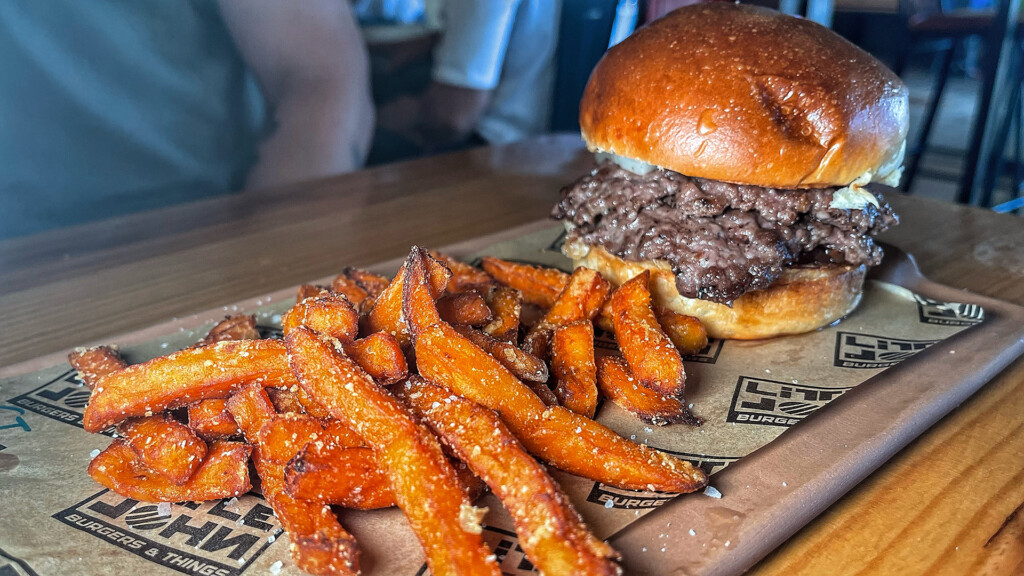 Una burger smash con boniatos fritos. Foto: Salva Moreno
