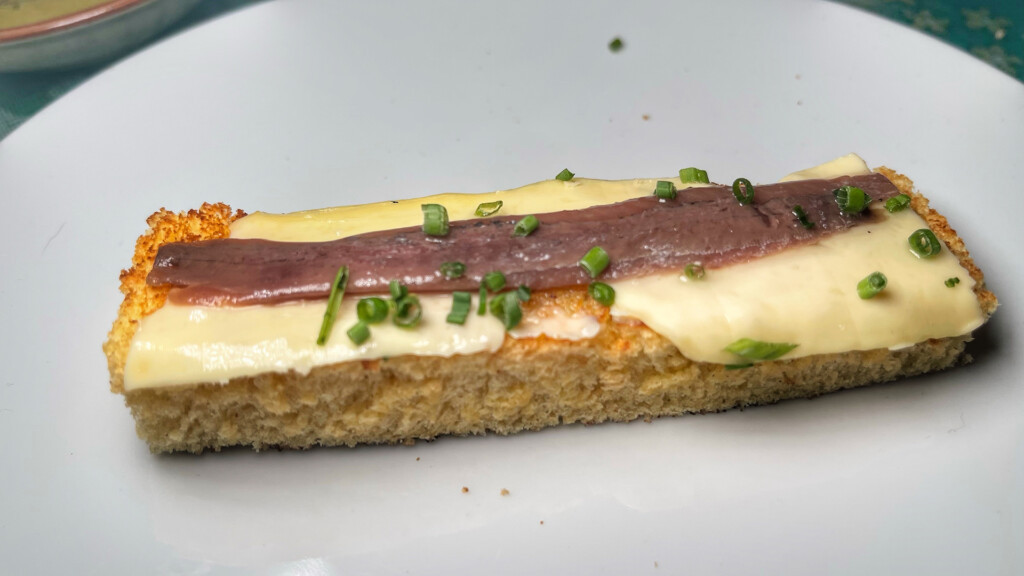 Novedades en Malcriado (Tarifa), que se apunta al menú degustación 4 La anchoa con mantequilla ahumada. Foto: Salva Moreno