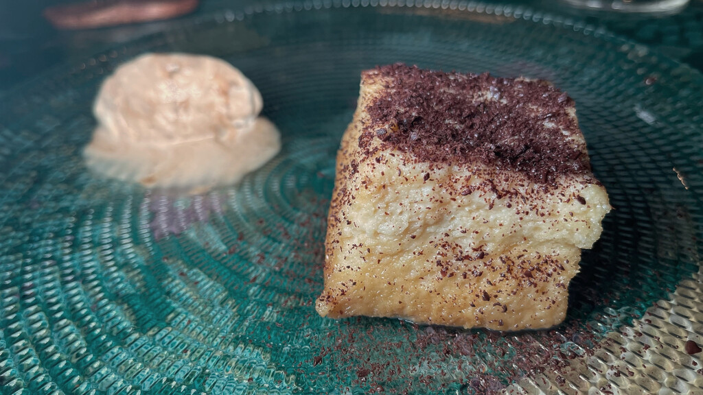 Novedades en Malcriado (Tarifa), que se apunta al menú degustación 9 Briochelle con helado de capuchino y lascas de chocolate negro. Foto: Salva Moreno
