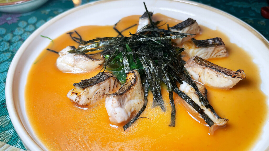 Novedades en Malcriado (Tarifa), que se apunta al menú degustación 5 Lubina marinada en salsa cítrica. Foto: Salva Moreno
