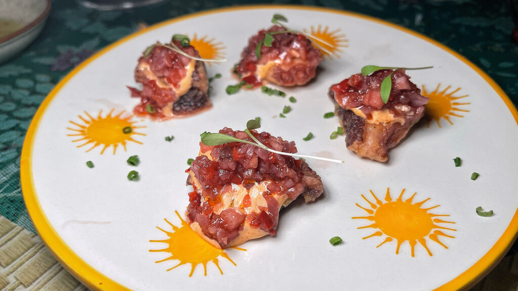 Novedades en Malcriado (Tarifa), que se apunta al menú degustación 6 Pulpo en semi tempura con toque asiático. Foto: Salva Moreno